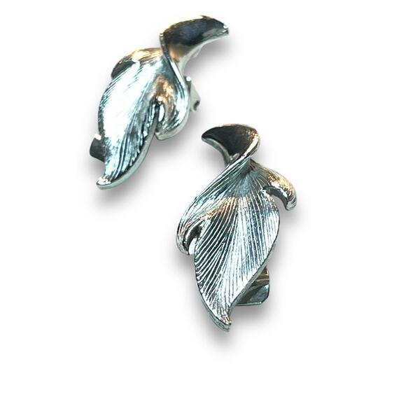 JUDY LEE VINTAGE 1950 MID CENTURY FAUX SILVER CURVY LEAF CLIP ON EARRINGS - Picture 2 of 11